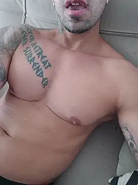 Snapshot of badbrown chatting on October 27, 11:03 am badbrown online show from October 27, 11:03 am