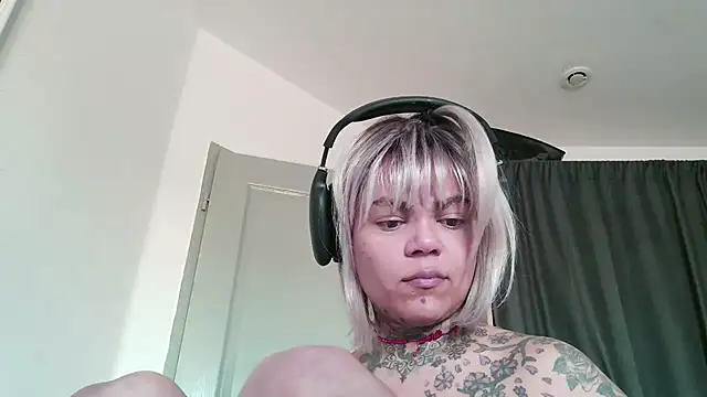 Snapshot of serena__vedette chatting on April 22, 4:19 pm serena vedette online show from April 22, 4:19 pm