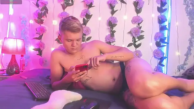 izan 20 online show from April 18, 4:00 pm