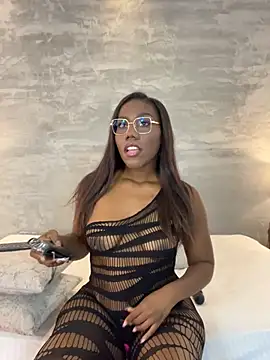 Snapshot of Alaia_Colins chatting on June 24, 2:10 am Alaia Colins online show from June 24, 2:10 am