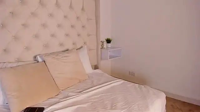 bella bloomg online show from February 3, 11:15 pm