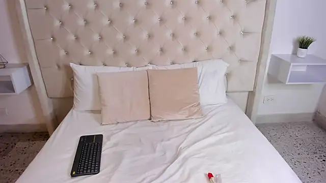 bella bloomg online show from February 21, 10:48 pm