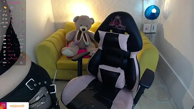 Snapshot of natyk_m chatting on February 6, 1:32 pm natyk m online show from February 6, 1:32 pm