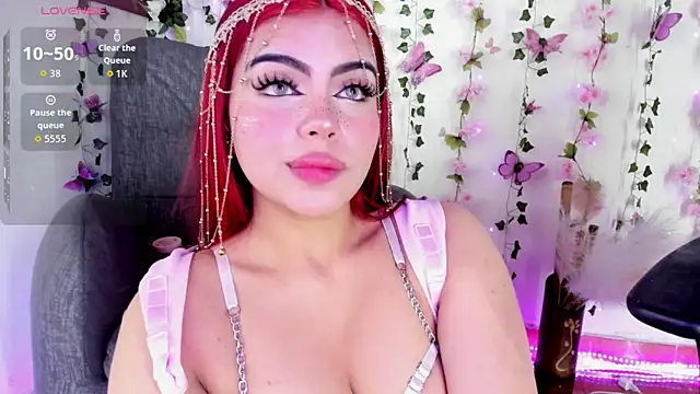 Snapshot of saray__jones chatting on April 28, 4:34 pm saray jones online show from April 28, 4:34 pm
