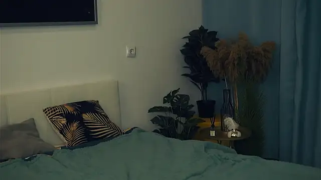 VeronaCritchlow online show from March 2, 2:00 pm