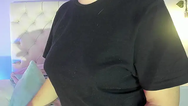 Snapshot of Hannah_Jonhson chatting on February 23, 3:45 am Hannah Jonhson online show from February 23, 3:45 am