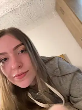 Snapshot of eilynxx chatting on February 13, 9:27 pm eilynxx online show from February 13, 9:27 pm