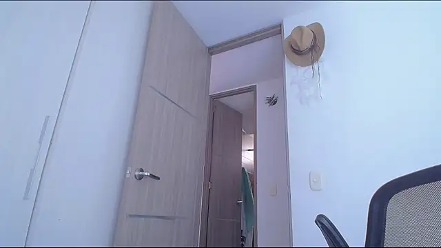 Zoedaniels online show from March 4, 9:32 pm