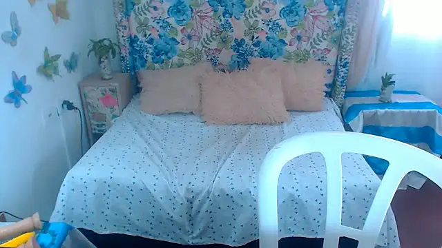 Snapshot of Sweeetnaughty chatting on October 3, 3:20 pm Sweeetnaughty online show from October 3, 3:20 pm