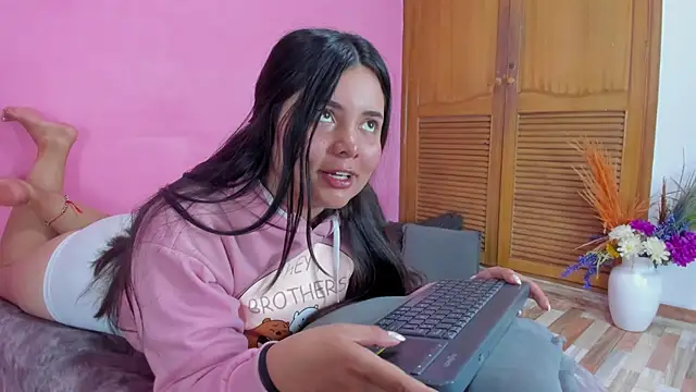 Snapshot of evaa_greey chatting on February 13, 8:03 pm evaa greey online show from February 13, 8:03 pm