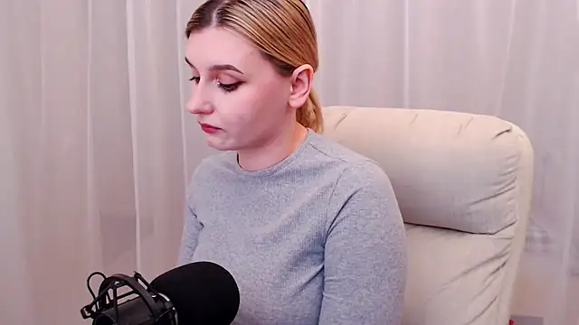 Snapshot of Freya_Celestial chatting on February 24, 1:53 pm Freya Celestial online show from February 24, 1:53 pm