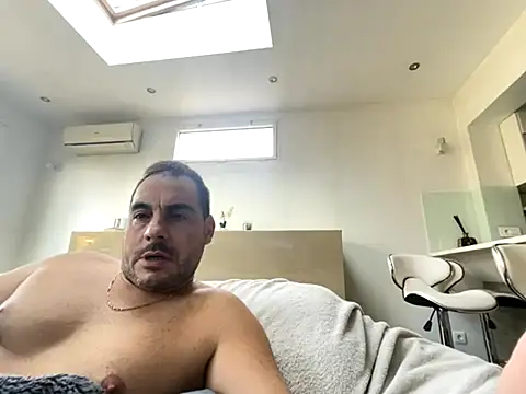 justeqqun online show from November 1, 2:30 pm