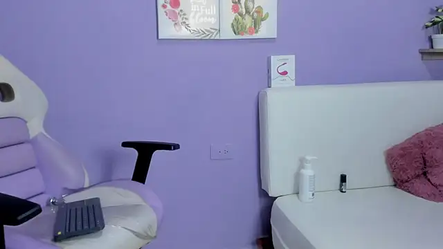 Snapshot of Rossi_Mariana chatting on March 8, 3:35 pm Rossi Mariana online show from March 8, 3:35 pm