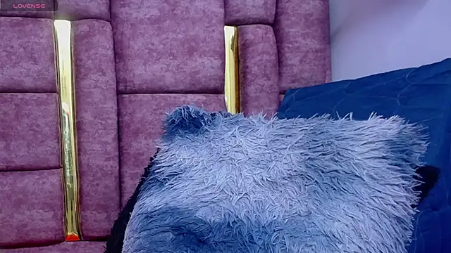 VICTORIAHANK  online show from April 5, 8:55 am