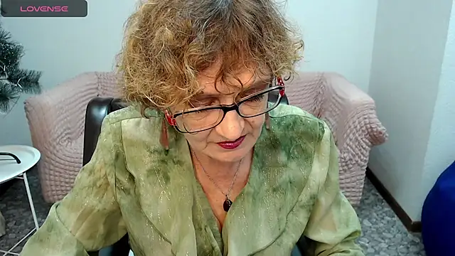 Snapshot of SexyGrandma_ chatting on February 1, 7:47 am SexyGrandma online show from February 1, 7:47 am