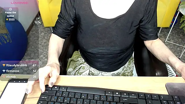 Snapshot of SexyGrandma_ chatting on February 25, 12:47 am SexyGrandma online show from February 25, 12:47 am
