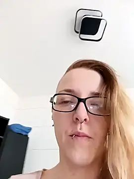 Snapshot of Astrid-Gilbert chatting on February 4, 12:44 pm Astrid-Gilbert online show from February 4, 12:44 pm