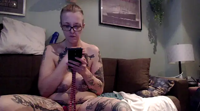 Snapshot of Astrid-Gilbert chatting on February 24, 8:47 pm Astrid-Gilbert online show from February 24, 8:47 pm