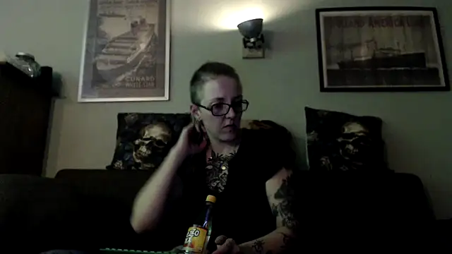 Snapshot of Astrid-Gilbert chatting on March 6, 8:48 pm Astrid-Gilbert online show from March 6, 8:48 pm