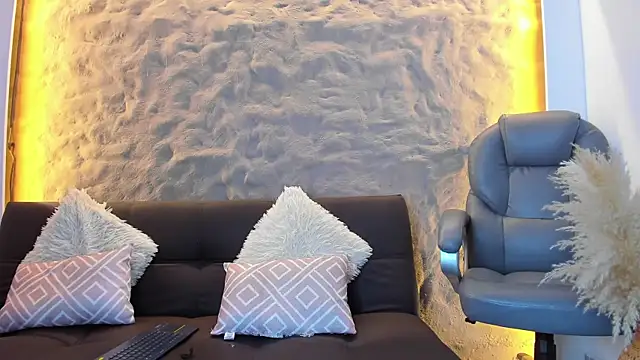 Shanntal  online show from January 29, 5:13 pm