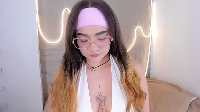 Shanntal  online show from March 20, 7:52 pm