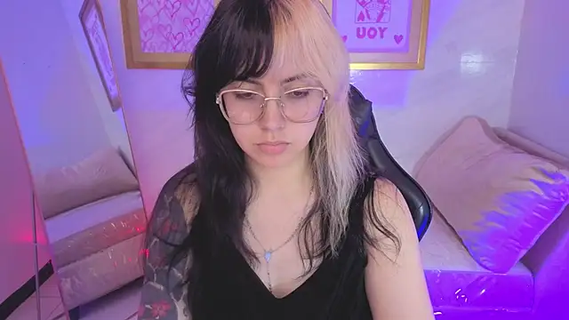 Hela v online show from February 10, 8:02 pm