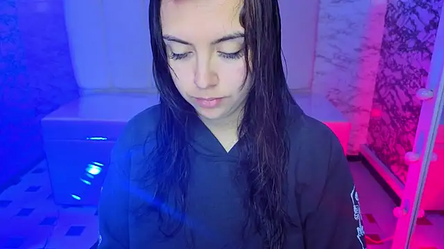 Hela v online show from April 15, 1:07 pm