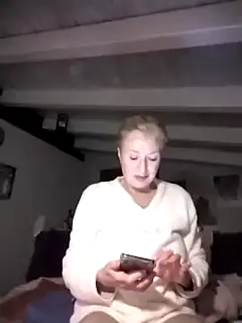 Snapshot of divinaerotica chatting on December 3, 8:18 pm divinaerotica online show from December 3, 8:18 pm