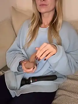 Snapshot of Phoebe_Lily chatting on November 16, 9:53 pm Phoebe Lily online show from November 16, 9:53 pm