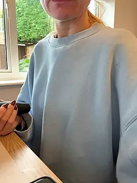 Snapshot of Phoebe_Lily chatting on November 18, 10:52 am Phoebe Lily online show from November 18, 10:52 am