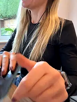 Snapshot of Phoebe_Lily chatting on November 19, 1:33 pm Phoebe Lily online show from November 19, 1:33 pm