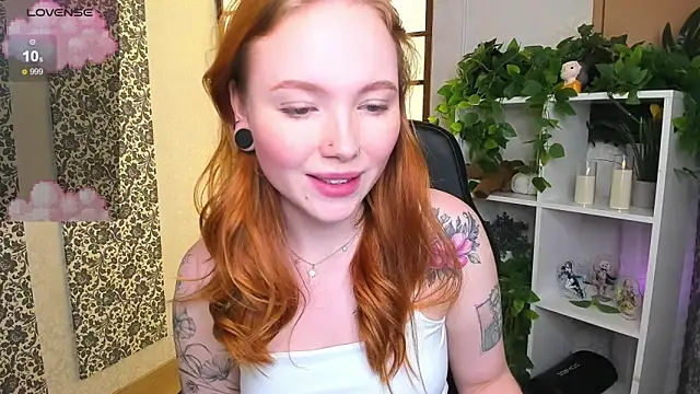 Snapshot of Maya_Light chatting on February 23, 1:35 am Maya Light online show from February 23, 1:35 am