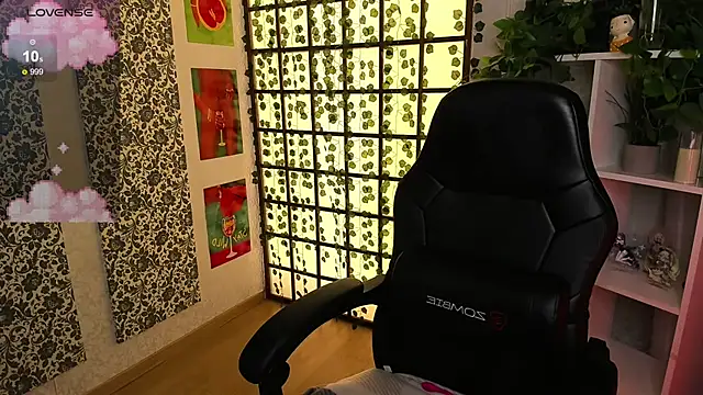 Snapshot of Maya_Light chatting on March 16, 4:52 am Maya Light online show from March 16, 4:52 am