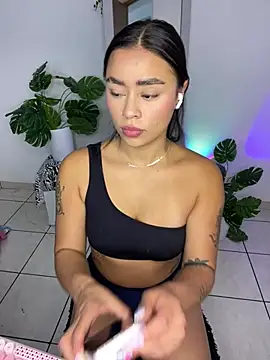 Snapshot of meli_ortiz_ chatting on April 29, 2:21 pm meli ortiz online show from April 29, 2:21 pm