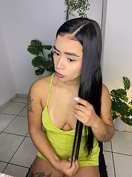 Snapshot of meli_ortiz_ chatting on July 24, 2:15 pm meli ortiz online show from July 24, 2:15 pm