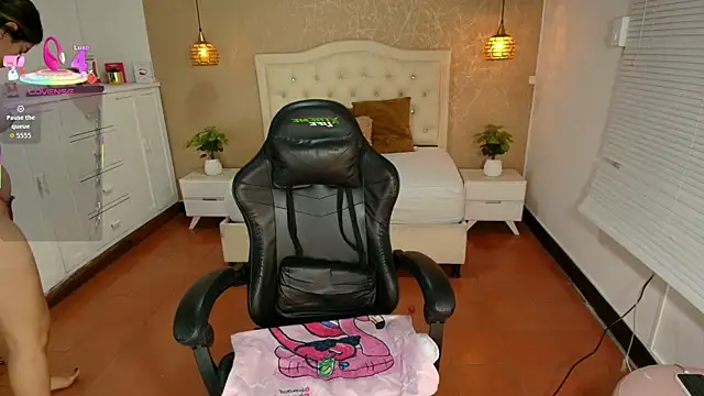 Hadley  online show from April 9, 3:28 am