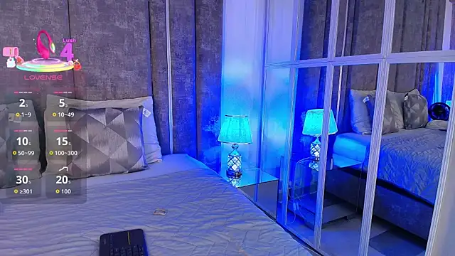 AliDiaz  online show from December 3, 7:01 pm