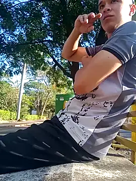 Snapshot of arevalo1124 chatting on September 15, 9:37 pm arevalo1124 online show from September 15, 9:37 pm