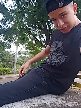 Snapshot of arevalo1124 chatting on September 19, 9:37 pm arevalo1124 online show from September 19, 9:37 pm