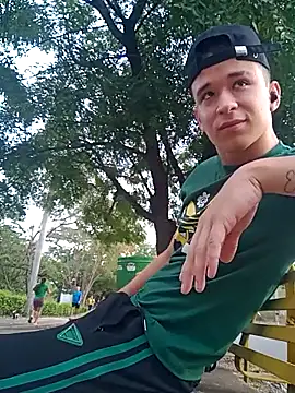 Snapshot of arevalo1124 chatting on September 25, 9:40 pm arevalo1124 online show from September 25, 9:40 pm