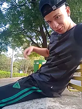 Snapshot of arevalo1124 chatting on October 2, 9:44 pm arevalo1124 online show from October 2, 9:44 pm