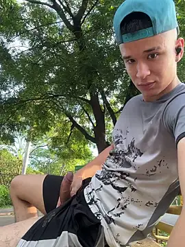 Snapshot of arevalo1124 chatting on October 22, 9:47 pm arevalo1124 online show from October 22, 9:47 pm