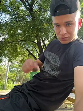 Snapshot of arevalo1124 chatting on November 10, 8:41 pm arevalo1124 online show from November 10, 8:41 pm