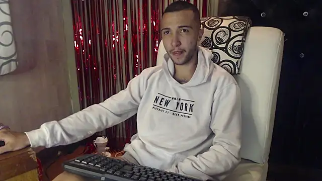 Snapshot of FemToMale chatting on February 14, 7:38 am FemToMale online show from February 14, 7:38 am