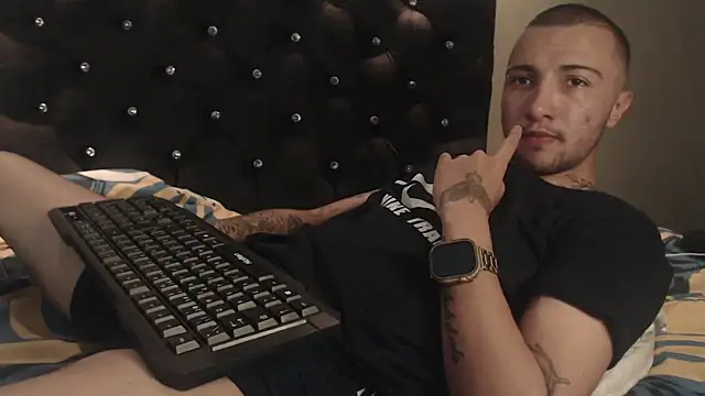 Snapshot of FemToMale chatting on March 1, 11:47 pm FemToMale online show from March 1, 11:47 pm