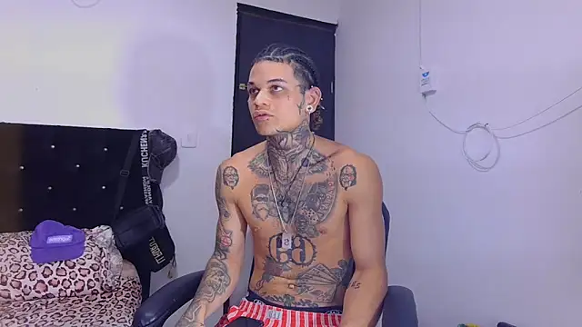 Snapshot of hot_man05 chatting on October 28, 9:28 pm hot man05 online show from October 28, 9:28 pm