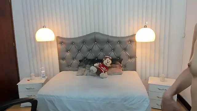 mia vanucci1 online show from March 12, 6:07 am