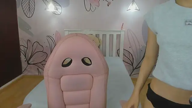 mia vanucci1 online show from March 18, 3:21 pm