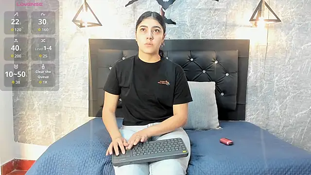 emberhodson online show from November 3, 11:33 am