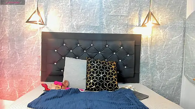 emberhodson online show from November 12, 10:48 am